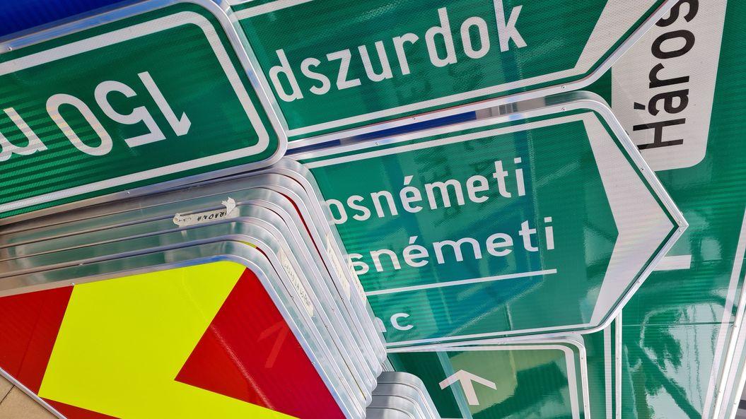 Közlekedési jelzőtáblák minden forgalmi helyzetre