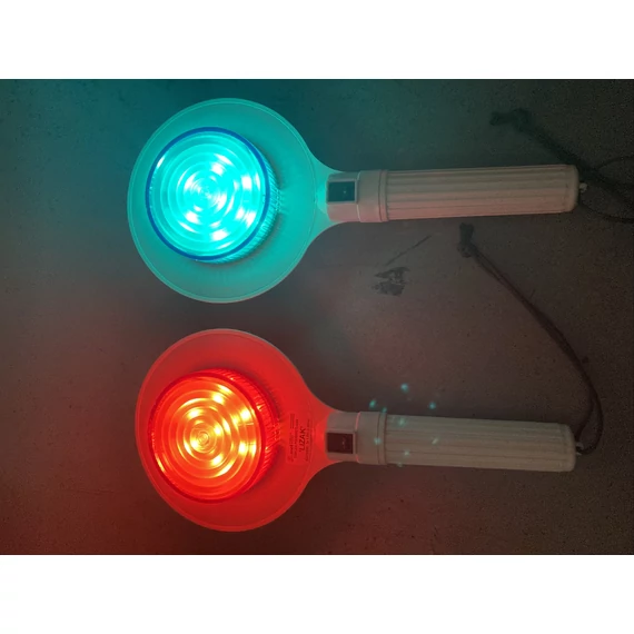 Kézi jelzőtárcsa LED-es piros-zöld, USB töltő kábellel